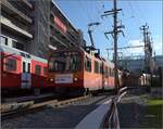 Abschied von einem Unikum, der Mehrsystemoberleitung in Zürich Giesshübel.

Hier in Giesshübel treffen Gleichstrom und Wechselstrom aufeinander. So weicht die 1,2 kV Gleichstromfahrleitung der Uetlibergbahn seitlich aus. Der Stromabnehmer geht knapp am Masten vorbei. Be 556 527, Be 556 526 und Be 556 522 greifen mit gleich 6 Stromabnehmern den Strom ab. April 2022.