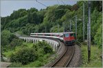 Die SBB Re 4/4 II 11153 erreicht mit einem IR nach Schaffhausen die Haltestelle Neuhausen am Rheinfall.