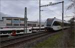 Dieser Tage streiken mal nicht Fahrzeuge, Weichen oder Signale im großen Kanton, sondern die Mitarbeiter.

Auf der Seelinie fährt munter RABe 526 789 der Thurbo die Seelinie entlang als S1 nach Schaffhausen. Dahinter die mangels betriebsbereiter Strecke arbeitslosen Seehasen RABe 521 207 und RABe 521 208. März 2023.
