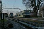 Der neue GTW ABeh 2/6  SURF  und der zwanzig Jahre ältere Ur-Schmalspurbahn Be 2/6 begegnen sich in St-Légier Gare.