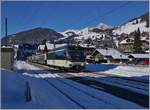 Die Ge 4/4 8002 verlässt mit dem MOB GoldenPass Belle Epoque Zug 2214 auf seiner Fahrt von Montreux nach Zweisimmen dem Bahnhof von Rougemont.
