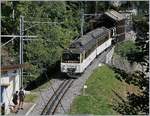 Der Rochers de Naye Beh 4/8 305 und ein weiterer Beh auf dem Weg nach Montreux erreichen die Haltestelle Toveyre.