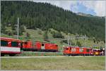 Während die MGB Gm 4/4 61 im DFB Bahnhof von Oberwald rangiert, fährt im MGB Bahnhof ein Regionalzug Richtung Andermatt aus..