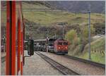 Wie gut gibt es bei der MGB immer noch Wagen, bei welchem sich die Fenster �ffnen lassen! Ansonsten h�tte ich die MGB Ge 4/4 81 mit ihrem Auto-Tunnel Zug bei der Ankunft in Realp nicht fotografieren k�nnen.

19. Oktober 2023