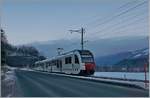Im kalten Tal dem Mittellandnebel entgegen; der TPF ABe 2/4 - B - Be 2/4 101 ist kurz nach Neirivue auf der Fahrt in Richtung Bulle    11.