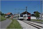 Die TPF SURF Be 2/4 - B - ABe 2/4 101 und 106 kreuzen sich in Vaulruz Sud.