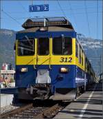 Der scheinbar unendlich lange Zug der Berner Oberlandbahn f�hrt nach Wilderswil ein, angef�hrt von Triebwagen ABeh 4/4 II 312.