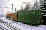 Aus dem Leben der Wengernalpbahn Lok 54 : Mit dem Fahrleitungs-Montagewagen X 730 in Wengen, auf dem alten Gleis, das direkt steil nach Lauterbrunnen führte.