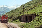 Furka Bergstrecke zur Zeit des elektrischen Betriebs: Kreuzung in Tiefenbach mit einem Zug Richtung Brig, geführt von FO HGe4/4 33.