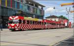Ein dreiteiliger Triebzug der Frauenfeld-Wil-Bahn mit Steuerwagen und zwei Triebw�gen wartet auf dem Bahnhofsvorplatz in Frauenfeld auf die Abfahrt nach Wil, in der Mitte Triebwagen 14.