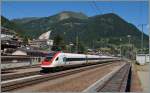 Zwei ICN haben den Gotthardtunnel verlassen, und fahren nun ohne Halt durch Airolo Richtung Süden.