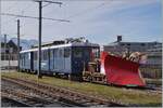Der nächste Winter kommt bestimmt: mit dieser Hoffnung steht der MOB BDe 4/4 3006 mit einem Schneepflug in Vevey.