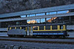 Die Triebwagen der Berner Oberland Bahn BOB ABeh4/4 I 304-310: Das Ende. Triebwagen 306 wartet hinter dem Depot Zweil�tschinen auf seinen Abbruch. Im Fenster spiegelt sich hell und klar das Wetterhorn. 13.Januar 2018 