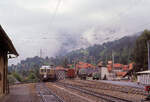 Die Triebwagen der Berner Oberland Bahn BOB ABeh4/4 I 304-310: L�ngst verschwundene Szene - Triebwagen 308 beim Umstellen, mit an der T�re  h�ngendem  Rangierarbeiter. Rechts ein G�terwagen der SBB Br�nig-Bahn und ein Kesselwagen f�r Heiz�l. 7.August 1978   