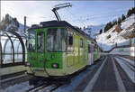Der Triebwagen BDeh 4/4 82 wurde von SWP/SLM/SAAS im Jahr 1977 an die BVB geliefert und ist wartet am Col de Bretaye mit zwei (Ultraleicht-) Wagen auf die Talfahrt. Wir dürfen nicht sitzen bleiben und müssen einmal um den Block durch die Kontrolle. Col de Bretaye, Januar 2026.