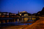 Salzburg by Night: Blick von Salzburg Mülln-Altstadt über die Salzach auf die Festung Hohensalzburg und darunterliegende Salzburger Altstadt mit dem Dom, hier am 13 Januar 2025.