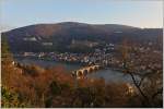 Blick vom Philosophenweg auf das von der untergehenden Sonne beschienen Heidelberg.