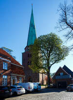 Die evangelisch-lutherische St.-Lorenz-Kirche im L�becker Stadtteil Travem�nde; eine einschiffige Backsteinkirche, hier am 22 April 2026.

Geschichte:
Erstmals ausdr�cklich genannt wird eine urspr�nglich gotische Kirche 1259, von der sich nur geri ...