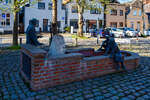 Der Otto Timmermann Brunnen auf dem alten Marktplatz in Travem�nde. Der Brunnen vor der alten Schmiede – dem heutigen Gemeindehaus der St. Lorenz-Kirche – stellt eine Pferdetr�nke dar. Otto Timmermann (1916 bis 2008) war K�ster, Mundart-D ...