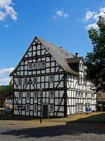 Dieses Fachwerkhaus aus dem Jahre 1689 steht am Marktplatz in Hilchenbach (Kreis Siegen), aufgenommen am 11.08.2012.