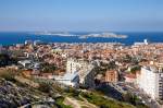   Bei der Wallfahrtskirche Notre-Dame de la Garde in Marseille hat man einen wundervolle Aussicht auf die Frioul-Inseln (französisch Archipel du Frioul) die vier Kilometer westlich liegen (hier