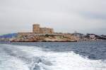 
Blick auf die Île d’If mit dem Château d’If, auf unserer Fahrt am 25.03.2015 zu den Frioul-Inseln.  Dahinter liegt nun Marseille, oben auf dem Berg (der höchsten Erhebung von Marseille) kann man sehr gut die Wallfahrtskirche Notre-Dame de la Garde erkennen.