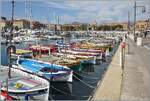 Ein Blick vom Hafen mit den bunten (Fischer)- Booten auf die Stadt Nizza / Nice. 

September 2026