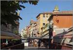 Nice - beim Blumenmarkt, der sich hinter unserem R�cken befindet und lieder seine pr�chtige Gr�sse zugunsten anderer Marktst�nde etwas eingeb�sst hat, da etliche ehemalige Blumenfelder dem Wohnungsbau geopfert wurden. 

Sept. 2026