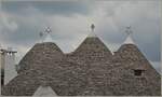 Die Steindächer der Trulli werden mit einem symbolischen Schlussstein , dem Zippus, oder einer Kugel, oder einem anderen Symbol abgeschlossen.
(23.4.2023)