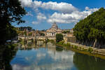 Blick über den Tiber und die Engelsbrücke (auch Aeliusbrücke) auf den Petersdom in Rom am 13.07.2022.