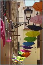 Ein Blick in eine besonders bunte Gasse der sehenswerten Altstadt von Alghero. 

September 2026