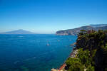 Blick von den schwarzen Steilklippen in Sorrent (Sorrento) am 15.07.2022, über den Golf von Neapel und den Vesuv.