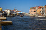 Blick über den Canal Grande auf diesen überspannenden Scalzi-Brücke (Ponte degli Scalzi) in Venedig am 24.07.2022.

Benannt ist die Brücke nach der naheliegenden Scalzi-Kirche (Santa Maria di Nazareth, umgangssprachlich Scalzi), hier links im Bild. Die Scalzi ist eine der am meisten begangenen Brücken Venedigs. 
