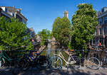 Blick von einer Brücke auf die Oudegracht in Utrecht am 29 April 2025.