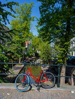 Auf einer Brücke über die Nieuwegracht in Utrecht am 29 April 2025.