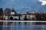 Gmunden am Traunsee am 14 Januar 2025, Blick von aufs Seeschloss Ort bekannt durch die Fernsehserie Schlosshotel Orth der 1990er Jahre.