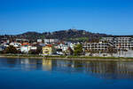 Blick bei der Nibelungenbrücke in Linz am 04 April 2025 über die Donau auf den 539 m hohen Pöstlingberg, worauf die barocken Wallfahrtskirche Pöstlingberg thront.