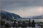 Diese Aussicht bot sich dem Besucher des Aussichtspunkt Ancien Stand in Blonay am 17.12.2010. Der Blick geht ber die verschneite Genferseeregion und das Wallis.
