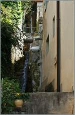 Ein kleiner Wasserfall sucht sich seinen Weg durch St.Saphorin.
(28.05.2013)