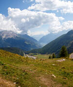 Ein Blick von Alp Grüm am 06.09.2021 in das Puschlav (Val Poschiavo) auch den Puschlaversee (Lago di Poschiav) kann man sehr gut erkennen. Italien kann man nur erahnen, wobei die Berge in der Bildmitte liegen in Italien.