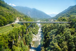   Unterwegs mit der Ferrovia Vigezzina / Centovallibahn, ein Blick aus dem Zug auf der Brücke bei Intragna (Tessin) durch das Isornotal in Richtung Locarno am 22.06.2016.