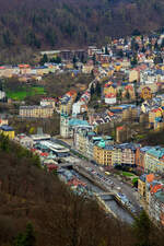 Der Blick vom 40 m hohen Diana-Aussichtsturm auf der Freundschaftshöhe 556 m ü.M. auf den Kurbereich von Karlsbad (Karlovy Vary) am 18.04.2023.