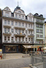 Hier schmeckt auch heute noch der Kaffee:
Das Café Elefant (und Garni Hotel Elefant) in Karlsbad (Karlovy Vary) am 18.04.2023. Es ist ein historisches, bekanntes Gebäude mit berühmtem Café auf der Promenade Stará Louka (Alte Wiese). Im Jahre 1997 wurde es komplett renoviert. Es hat eine ideale Lage am linken Flussufer der Teplá in der Nähe der Sprudelkolonnade des Stadttheaters.
