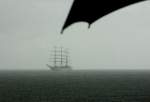 Das Segelschiff  MIR  im starken Regen.
(15.09.2010) 