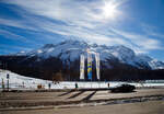 Winter/831005/blick-vom-rhb-bahnhof-sankt-moritz Blick vom RhB Bahnhof Sankt Moritz (San Murezzan) im Oberengadin über den St. Moritzersee auf die Engadiner Berge in südlicher Richtung auf die Engadiner Berge (höchste davon ist der 4.048 m hohe Piz Bernina) am 20 Februar 2017. 

Die Fahnen zeigen es noch bis eine Tag zuvor, vom 6. bis 19. Februar 2017, fanden in St. Moritz die 44. Alpinen Skiweltmeisterschaften statt.