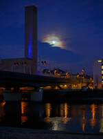 Salzburg by Night und Vollmond: Blick von Station Salzburg Mülln-Altstadt in Richtung Hauptbahnhof, links die Eisenbahnbrücke über die Salzach (der Bahnstrecke Salzburg - Rosenheim - ÖBB 300) , hier am 13 Januar 2025.