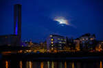 Salzburg by Night und Vollmond: Blick von Station Salzburg Mülln-Altstadt in Richtung Hauptbahnhof, links die Eisenbahnbrücke über die Salzach (der Bahnstrecke Salzburg - Rosenheim -