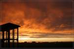 Wolkenhimmel, im Licht eines Sonnenunterganges. Aufgenommen habe ich das Bild vor unserer Haustre auf dem Laubengang. (Matthias)