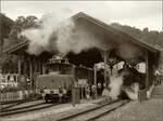Fahrtag im Z�rcher Oberland. 

Eb 3/5 der BT macht sich in Bauma zur Abfahrt bereit. Solche Szenen m�ssen einst Claude Monet zu seinen Bahnhofsbildern inspiriert haben, vom Tem III mal abgesehen. Juli 2023.