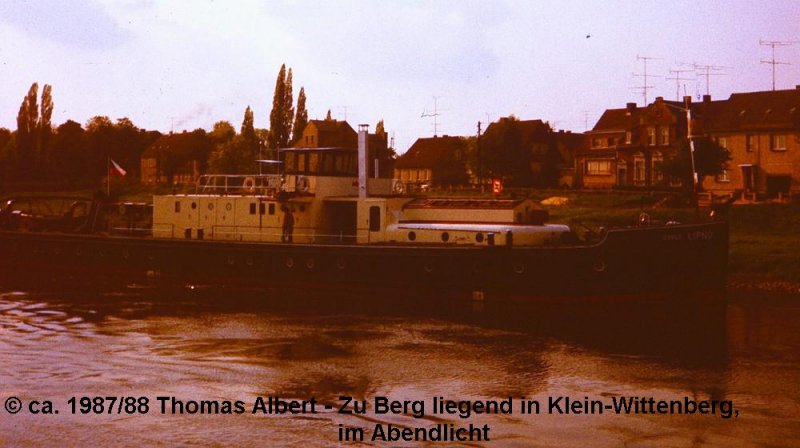 Weitere Fotos:  TYRS  (1958) / Weitere Fotos:  TYR�  (1958) - Hier als Heckradschlepper  LIPNO  auf der Elbe.